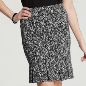 Ann Taylor fluted pencil black & White skirt with tailored ruffled hem size 4/6